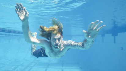 The man who, as a baby, was featured on the cover of nirvana's nevermind album is suing the former. Nirvana Cover : Das Baby Von Nirvanas Nervermind Cover 90s90s