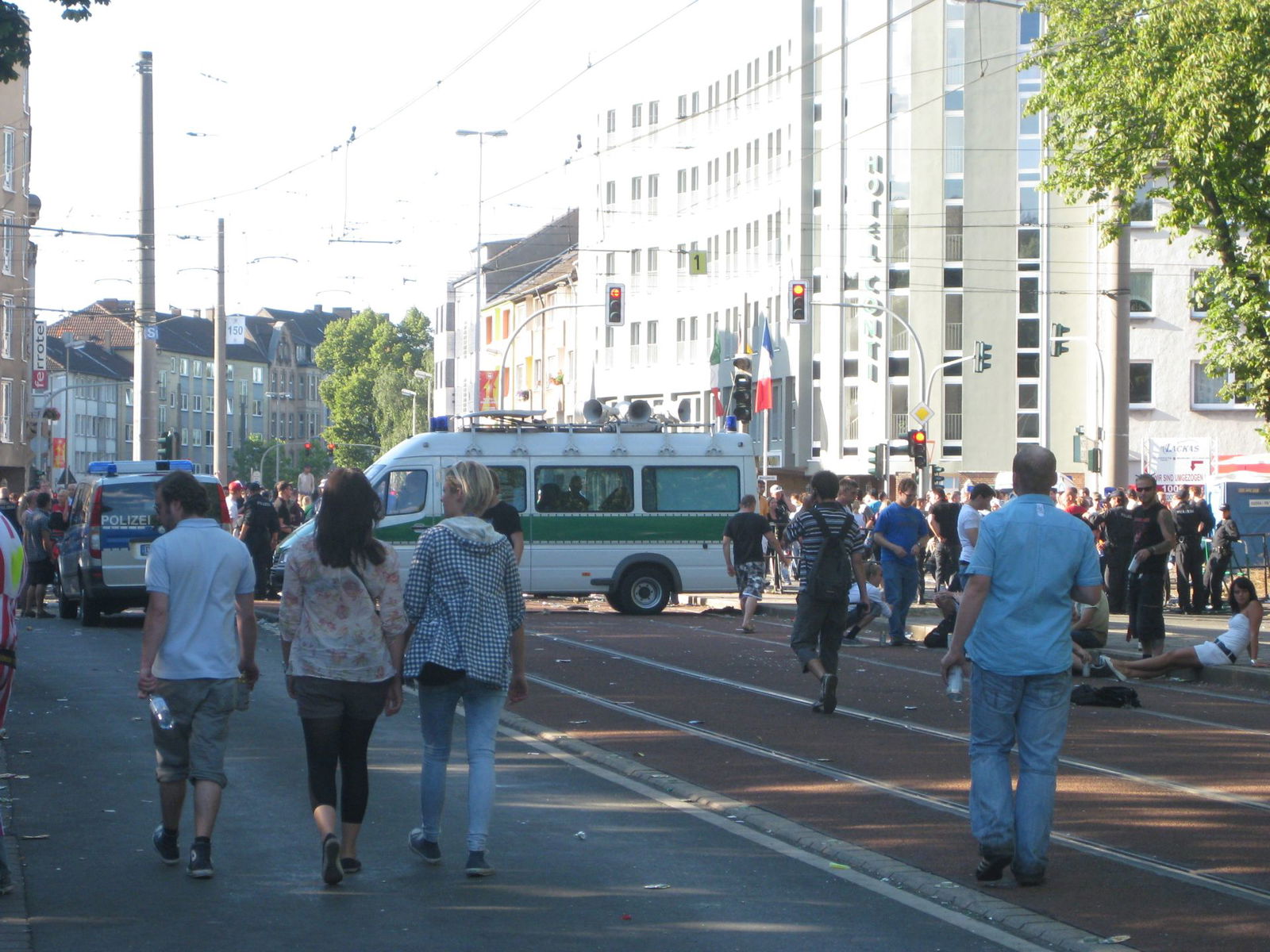 Lautsprecherwagen der Polizei (Düsseldorfer Straße/Ecke Mercatorstraße, gegen 18:45 Uhr)