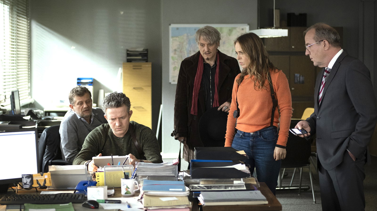 ARD/NDR POLIZEIRUF 110: KEINER VON UNS, am Sonntag (09.01.22) um 20:15 Uhr im ERSTEN. Gemeinsame Ermittlungen: Anton Pöschel (Andreas Guenther), Volker Thiesler (Joseph Heynert), Jo Mennecke (Bela B Felsenheimer), Katrin König (Anneke Kim Sarnau), Henning Röder (Uwe Preuss)