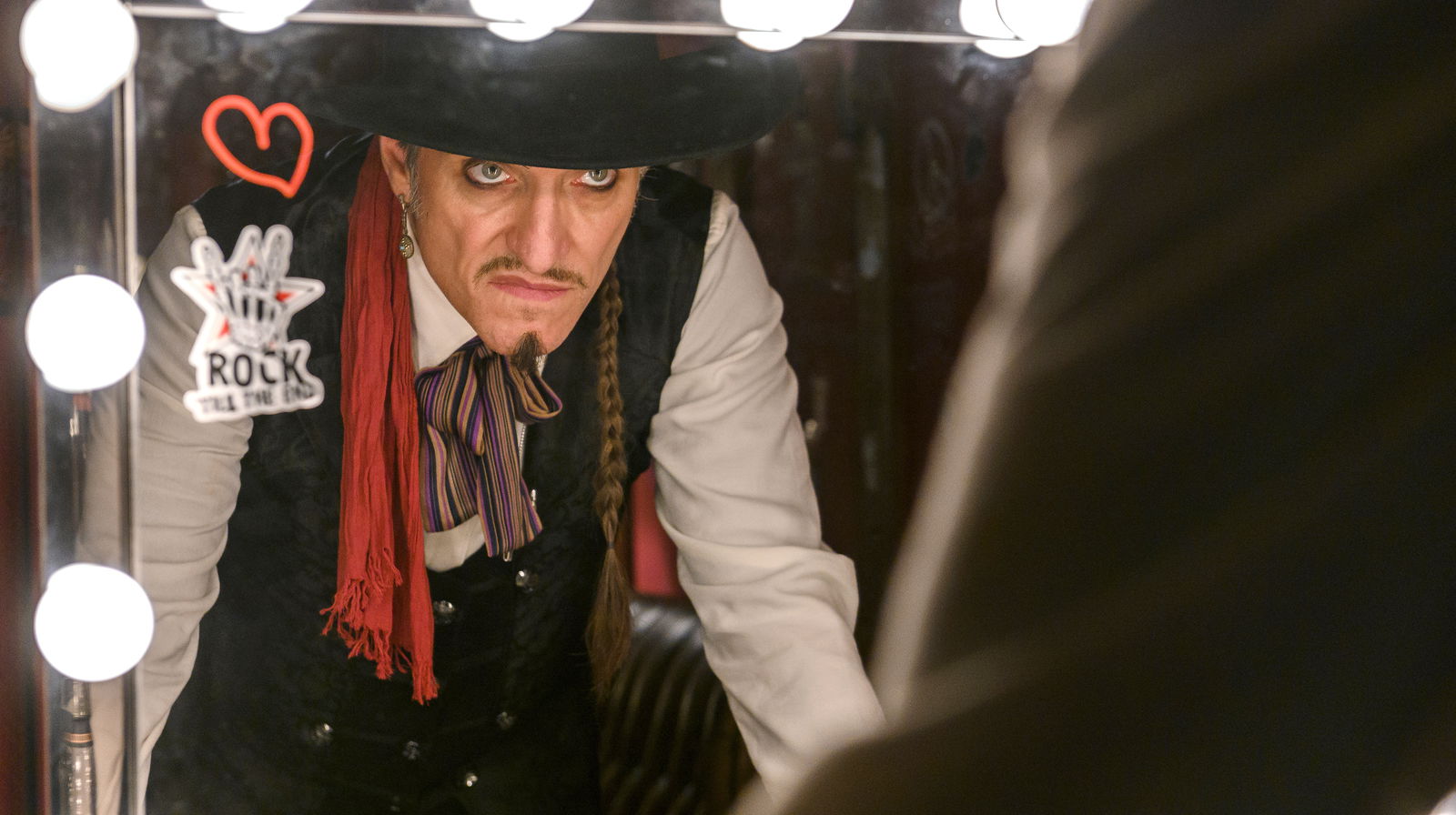 ARD/NDR POLIZEIRUF 110: KEINER VON UNS, am Sonntag (09.01.22) um 20:15 Uhr im ERSTEN. Jo Mennecke (Bela B Felsenheimer) kurz vorm Auftritt