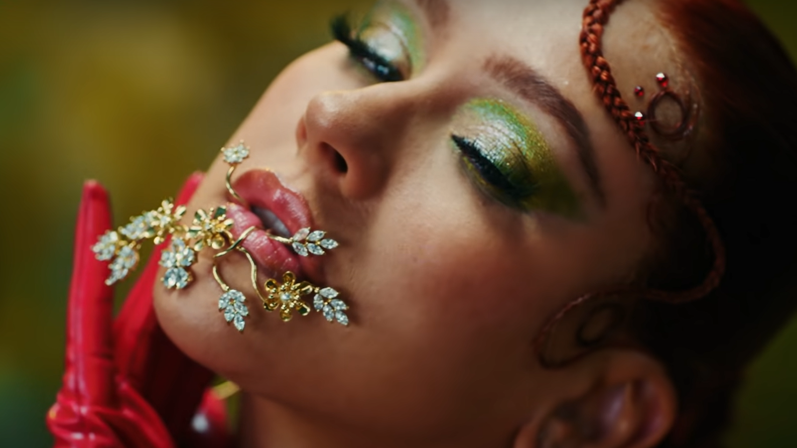 Christina Aguilera im Video zu "Santo"