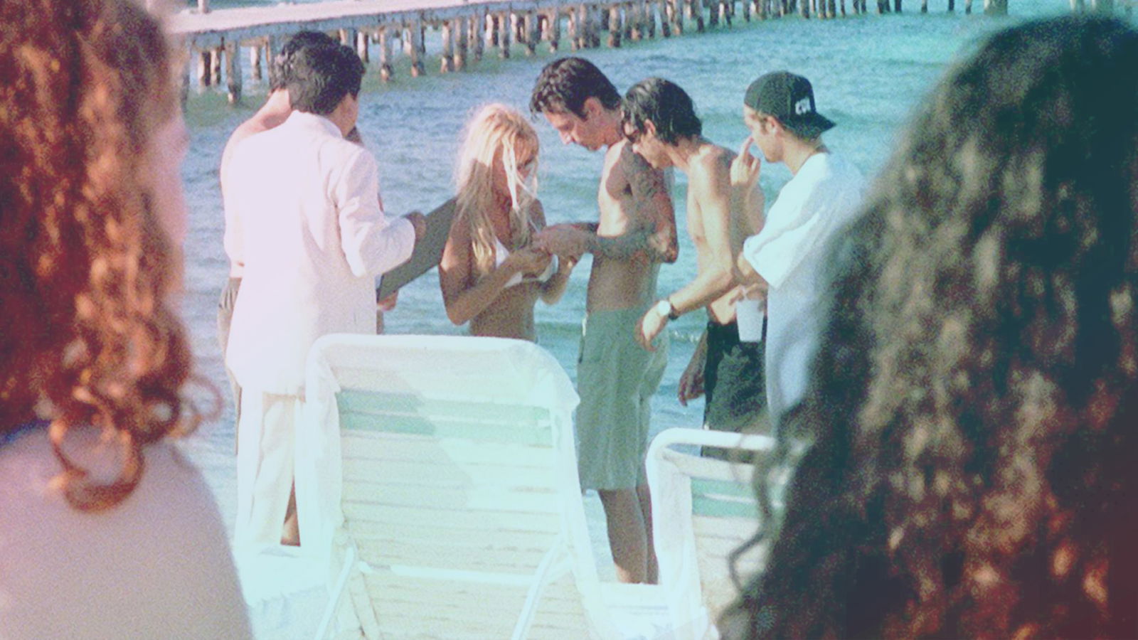 Pamela Anderson & Tommy Lee 1995 bei ihrer Hochzeit am Strand von Cancún