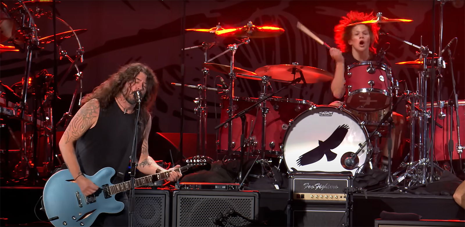 Dave Grohl und Shane Hawkins beim Taylor Hawkins Tribute Konzert im Wembley Stadion in London
