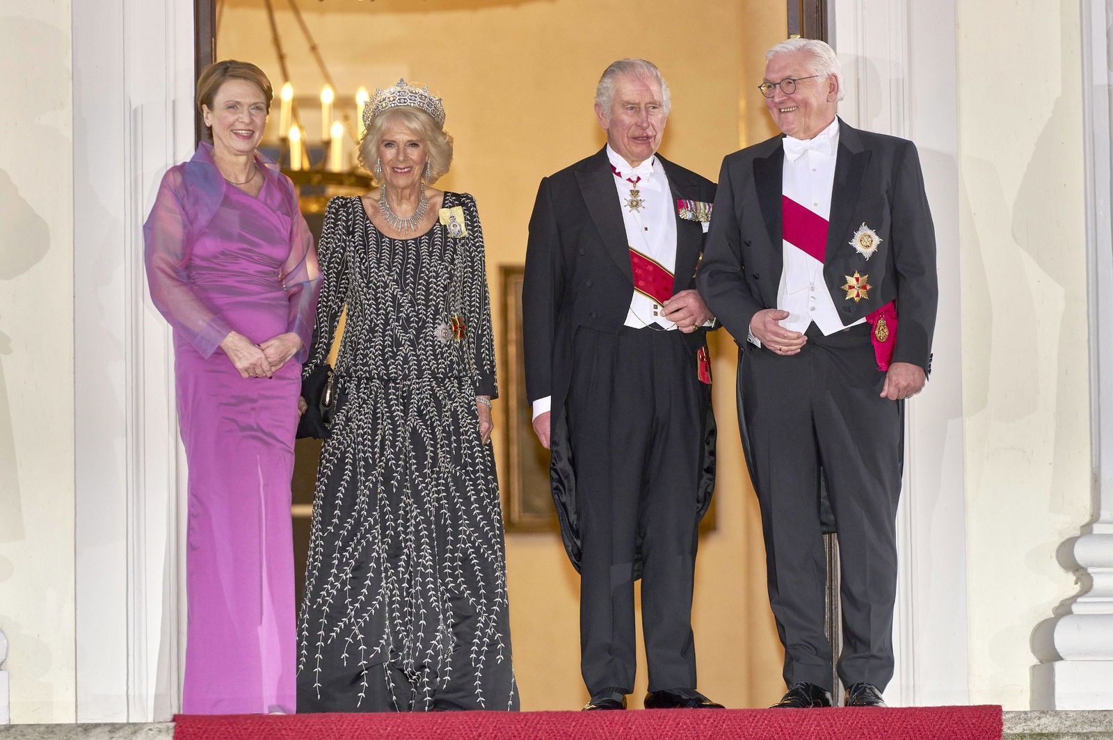 Elke Büdenbender, Königin-Gemahlin Camilla, König Charles III. und Frank-Walter Steinmeier