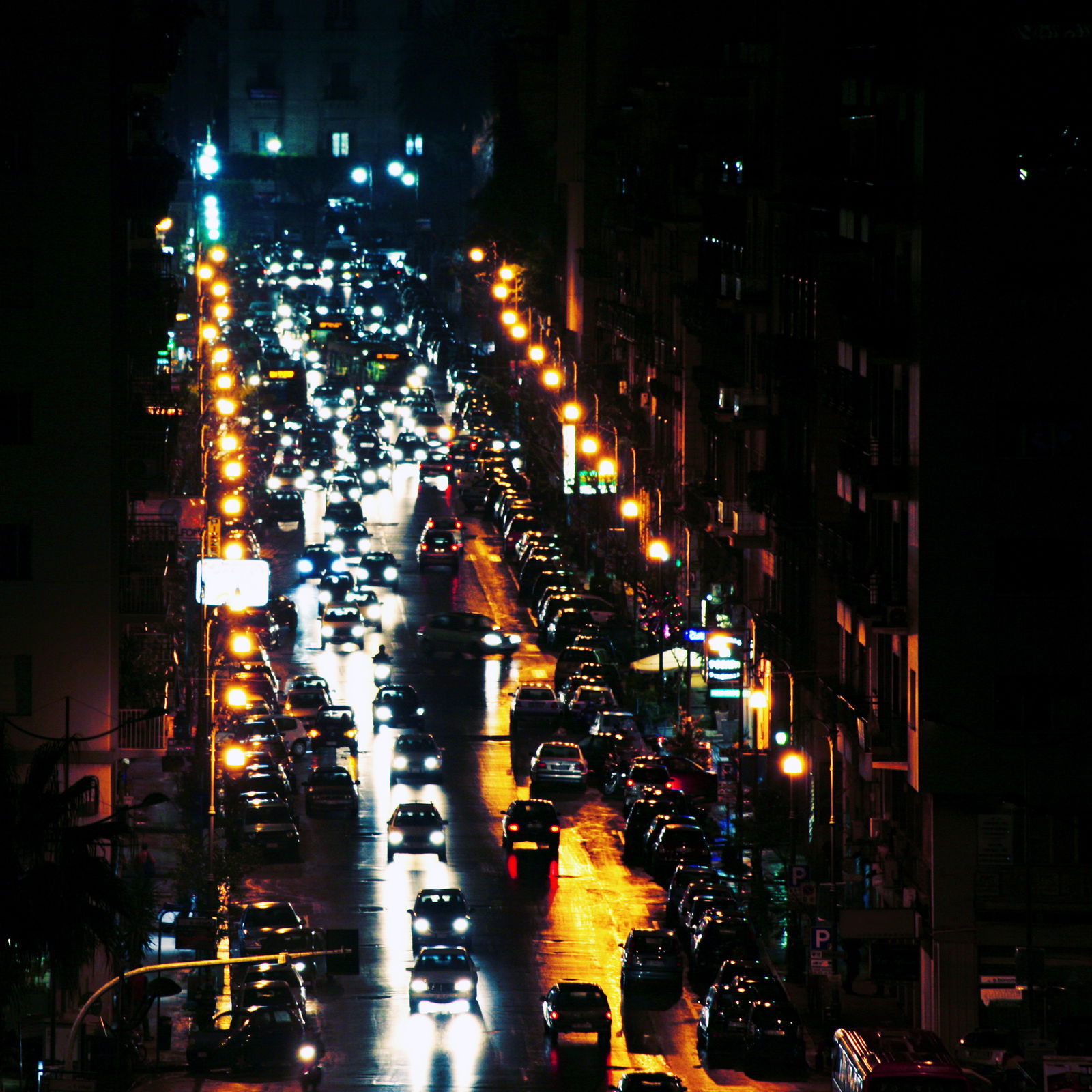 Dicht befahrene Straße in Italien