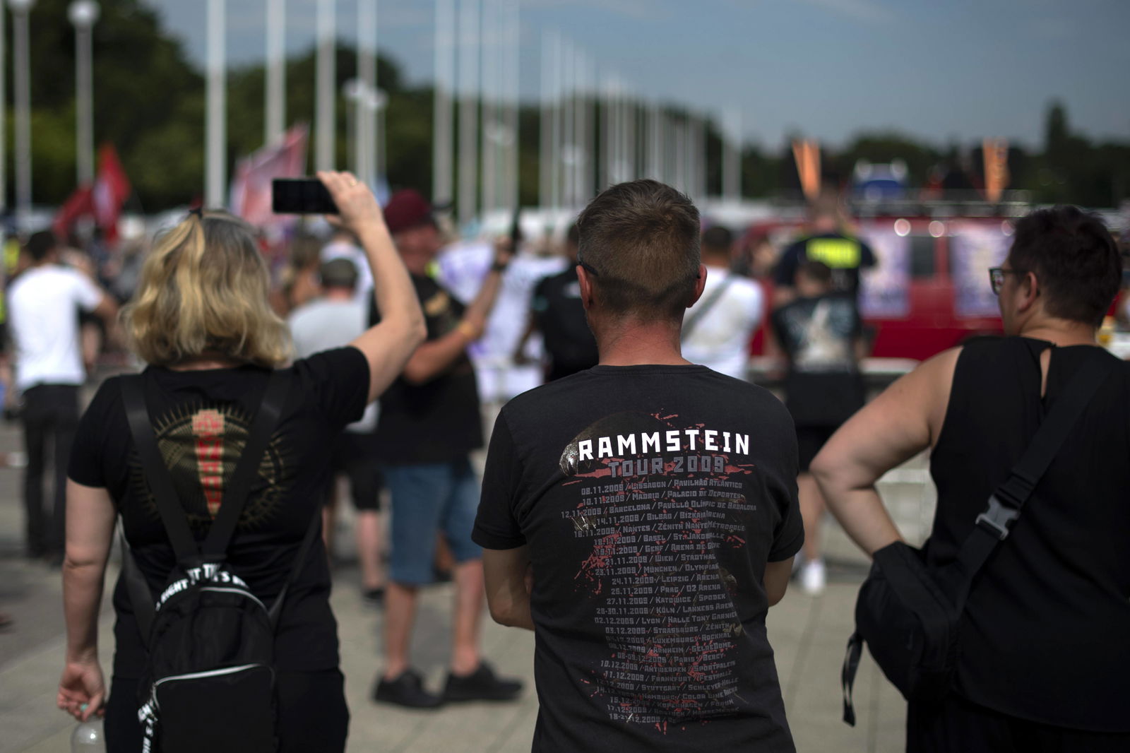 Ein Fan vom Rammstein fotografiert Demonstrierende