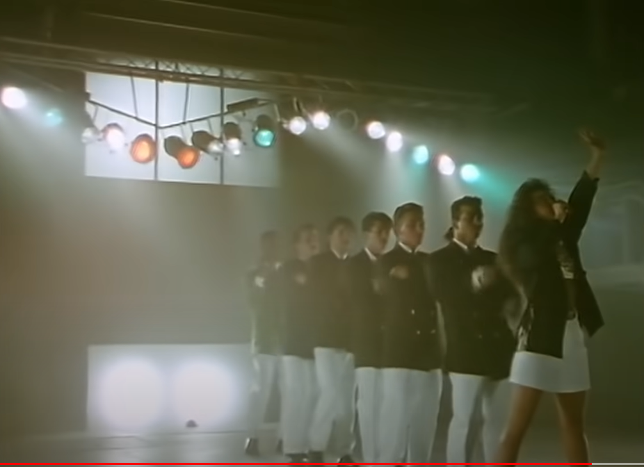 Ausschnitt aus dem Musikvideo zu "More and More"