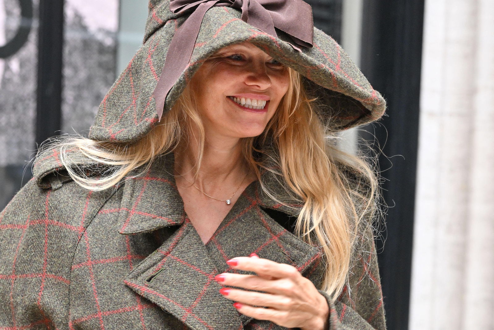 Pamela Anderson bei Fashion Week in Paris (2023)