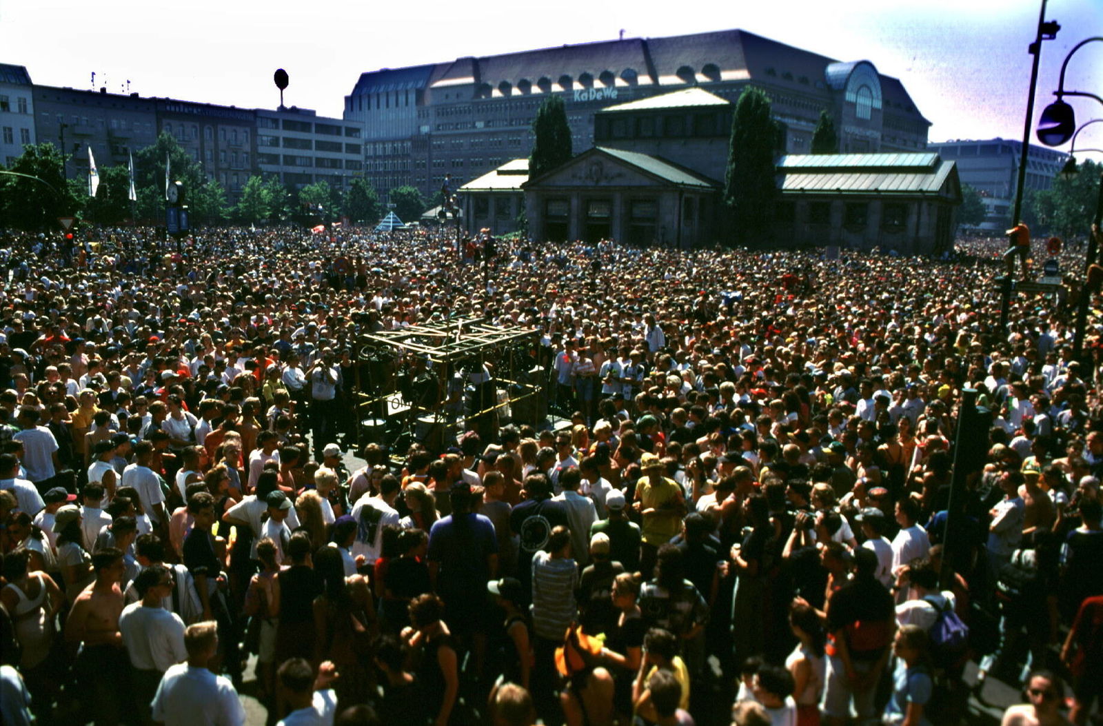 1995 wurde die Loveparade noch auf dem Kurfürstendamm (Ku'damm) abgehalten