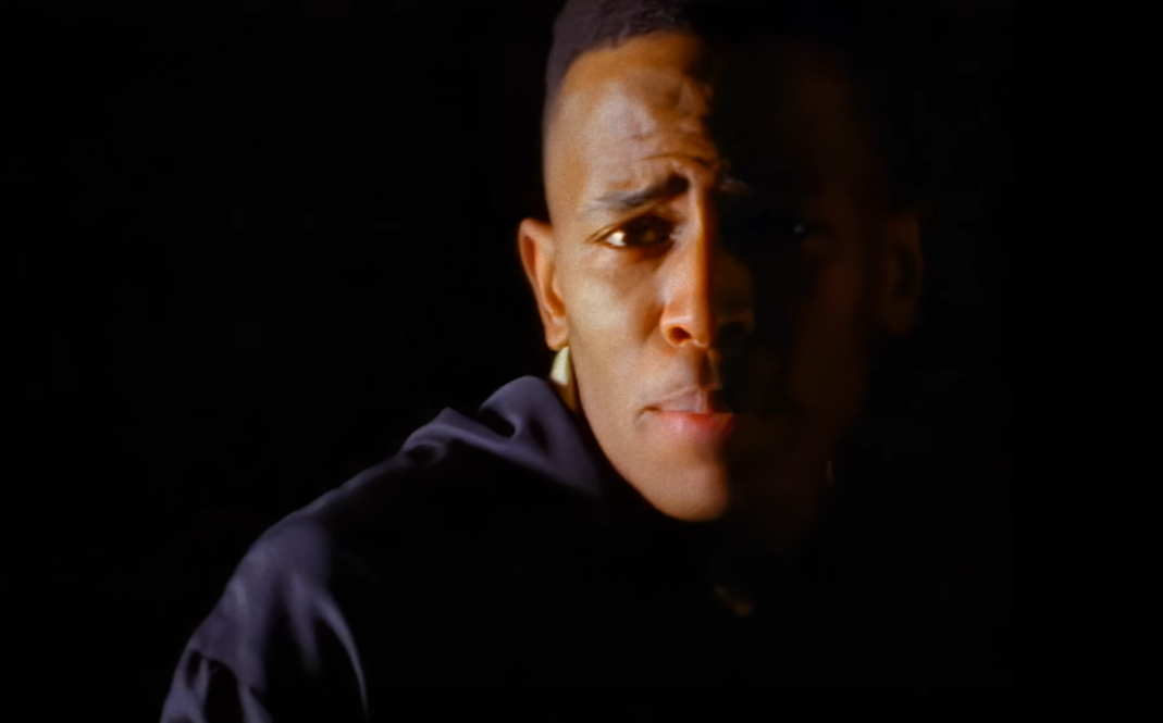 MC Shan im Musikvideo zu "Informer"