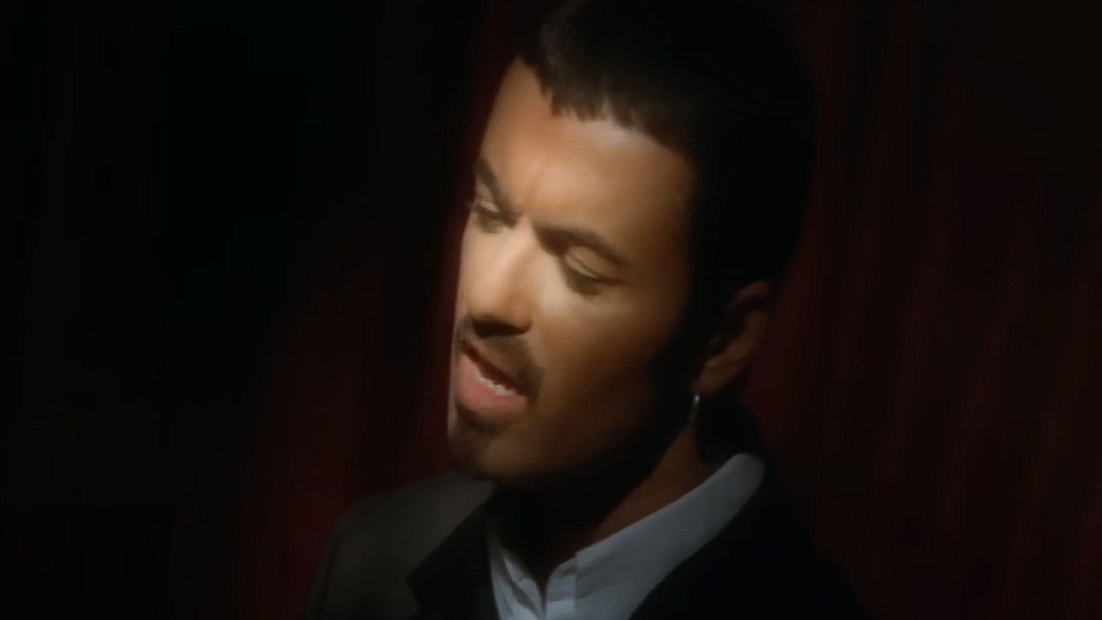 George Michael im Musikvideo zu "Jesus To a Child" (1996)