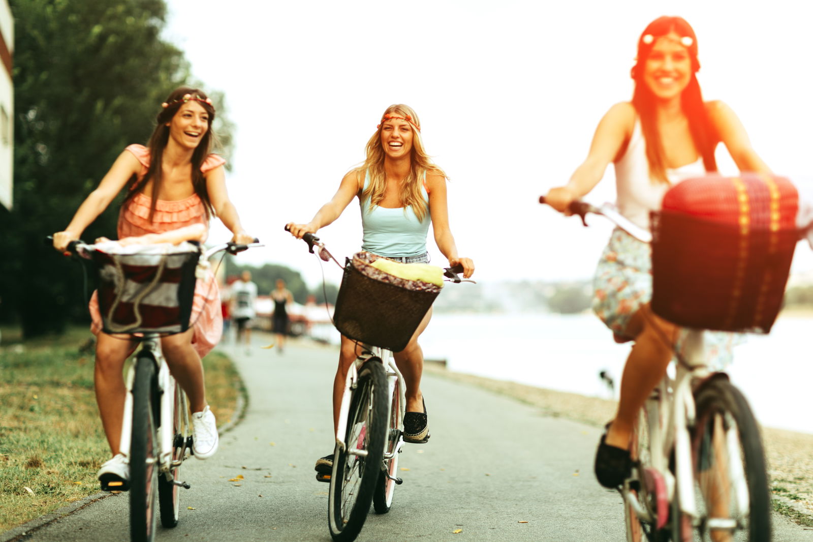 Freundinnen fahren Fahrrad