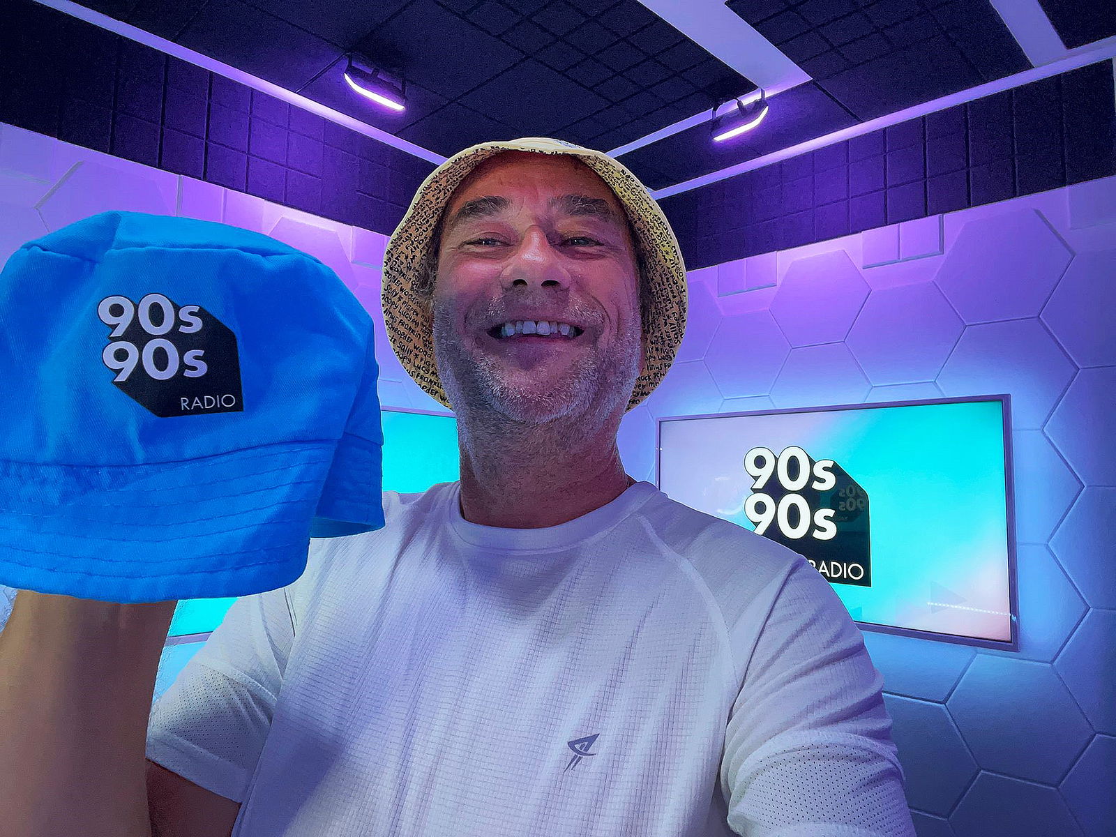 Rob mit dem 90s90s Fischerhut