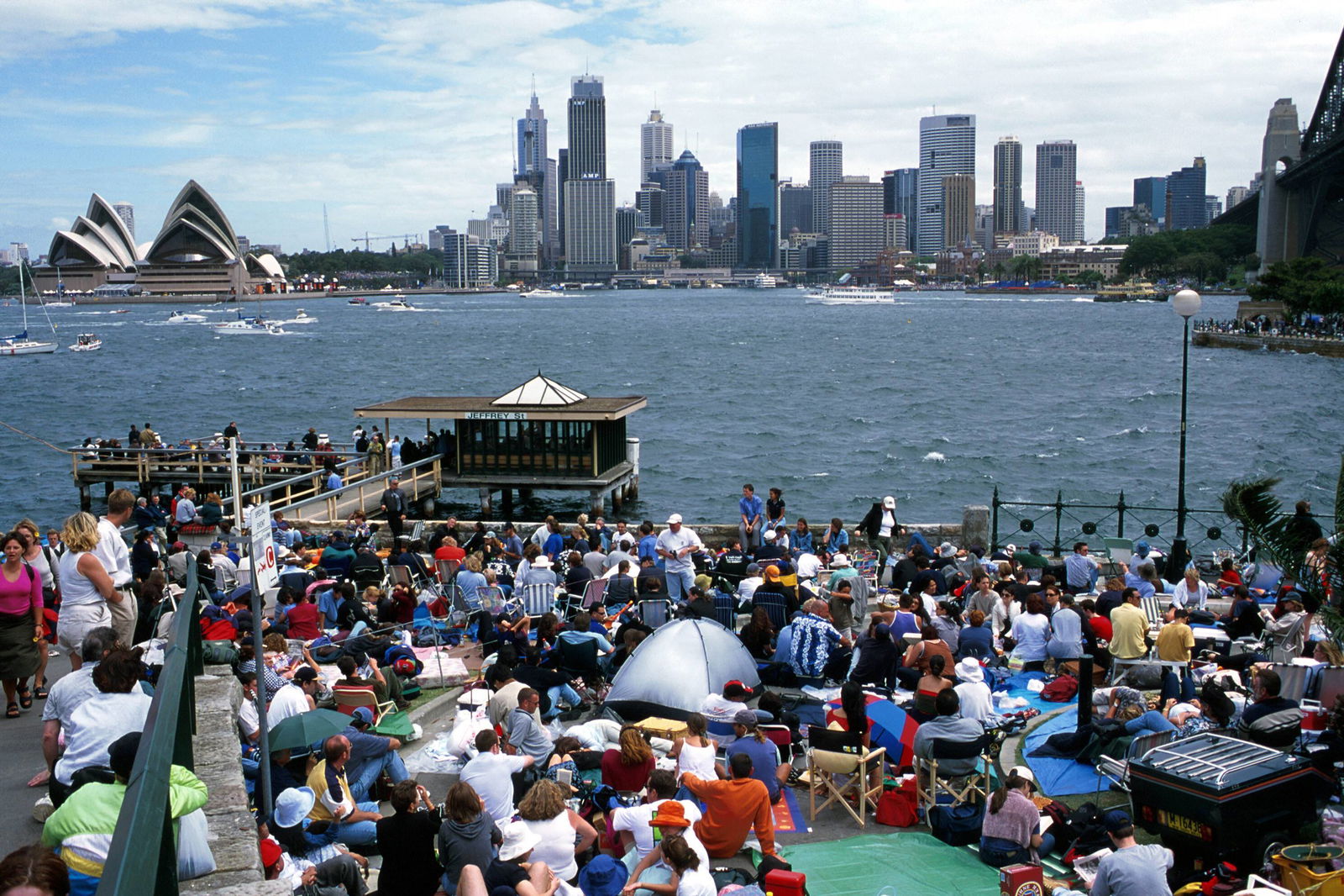 Menschenmassen warten an der Harbour Bridge auf das Feuerwerk zum Jahrtausendwechsel