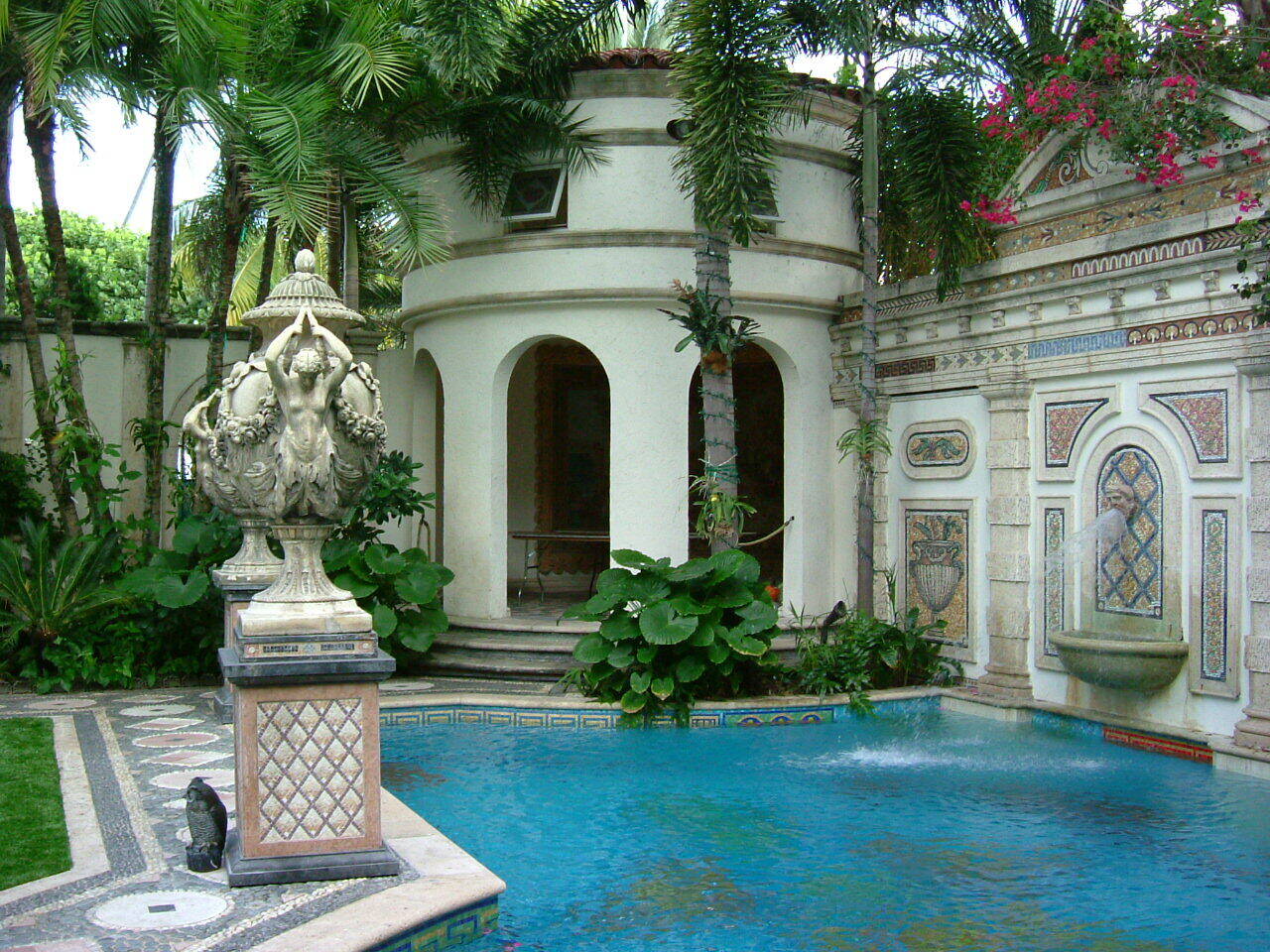 Innenhof von Versaces Villa Casa Casuarina in Miami Beach, Florida