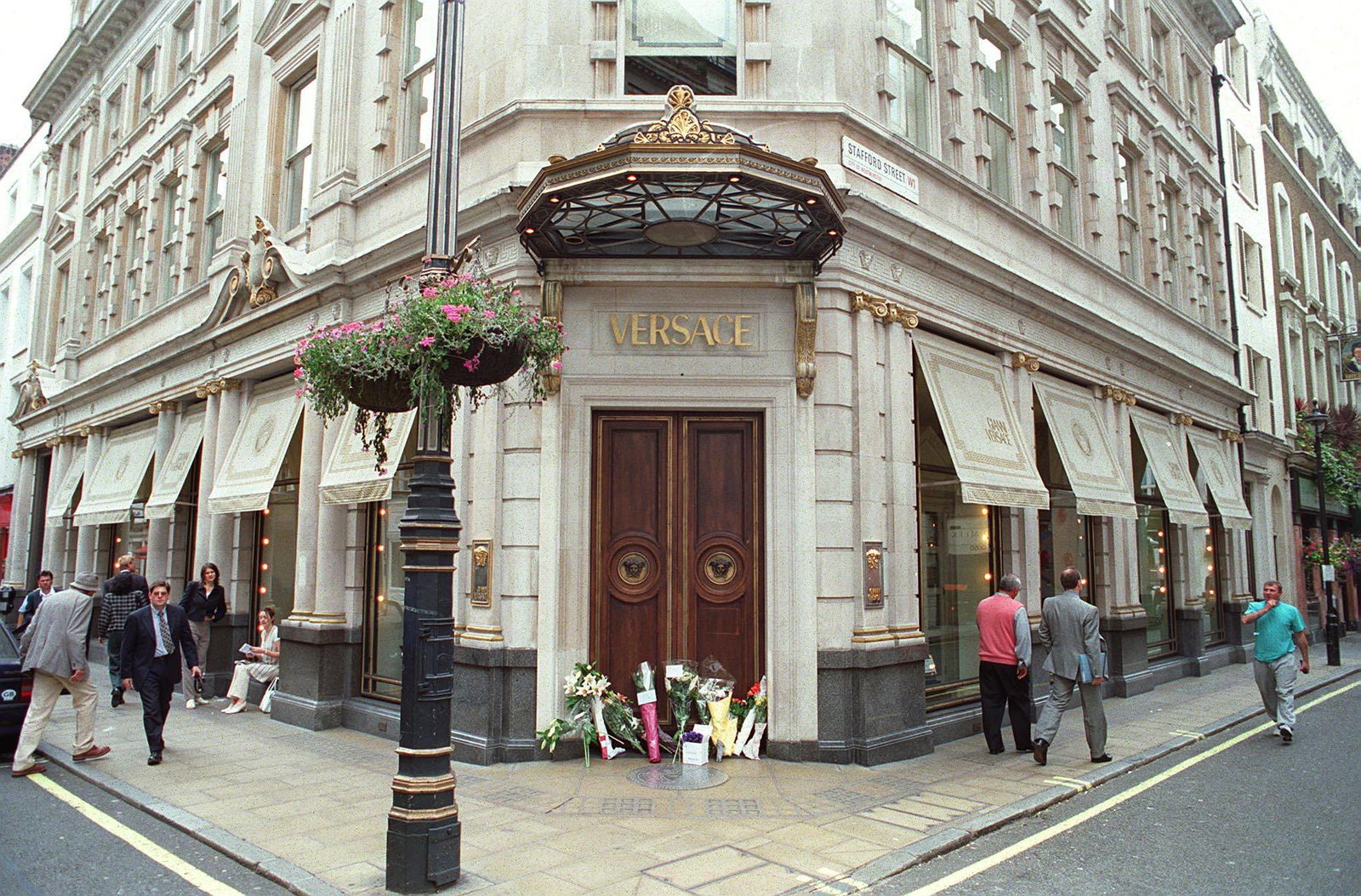 Blumen vor einem Versace Store in London nach Gianni Versaces Ermordung