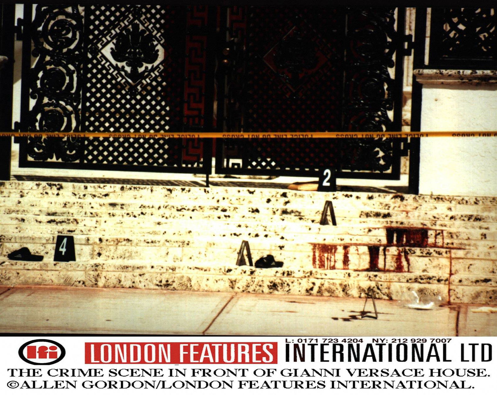 Tatort nach der Ermordung von Gianni Versace auf den Stufen seiner Villa in Miami Beach