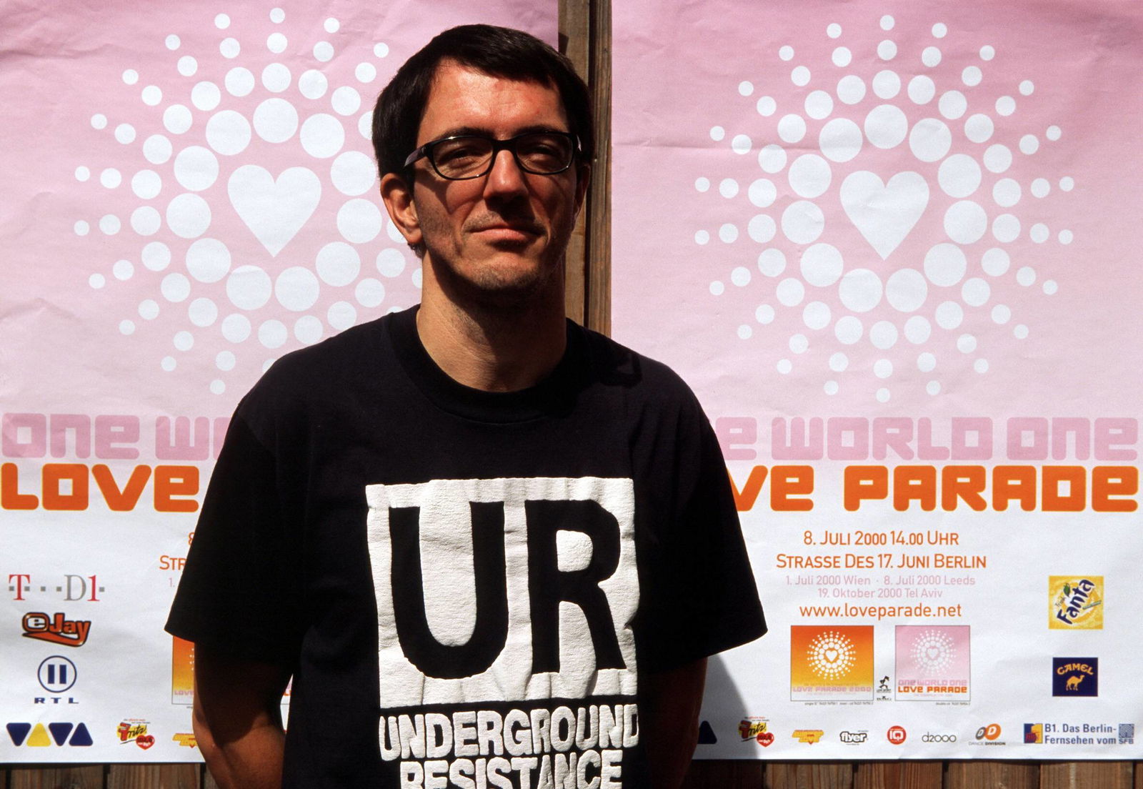 Dr. Motte trägt ein UR-Shirt (2000)