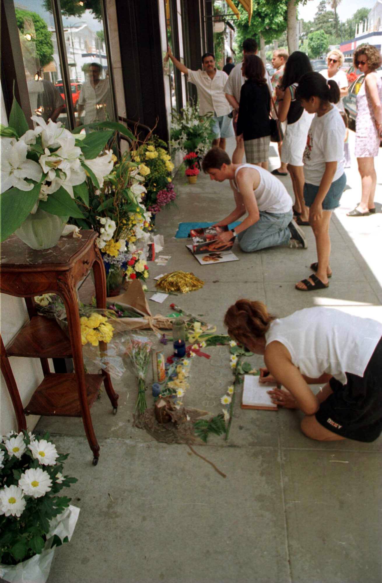 Trauernde Fans von Gianni Versace vor einer Verkaufsstelle in Beverly Hills