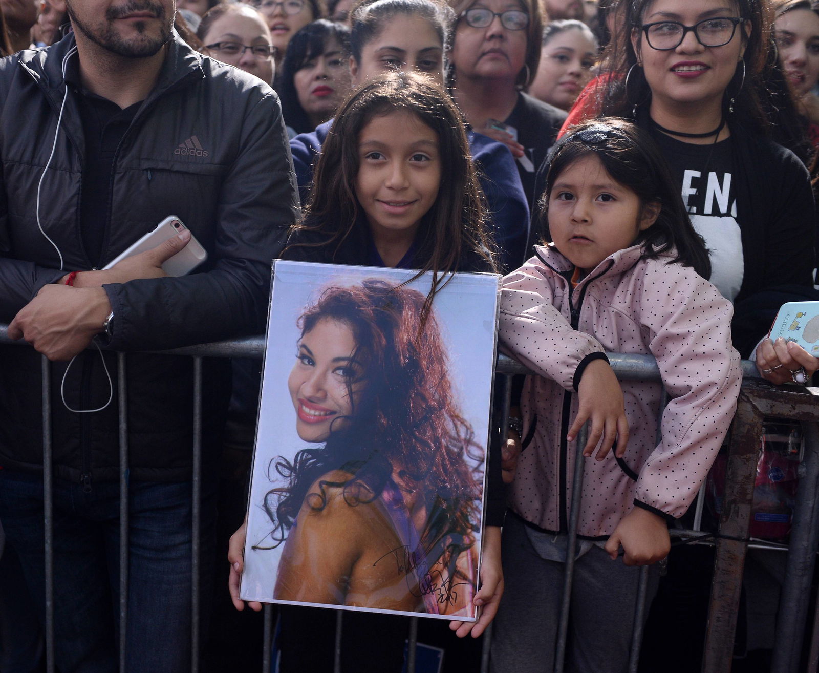 Hunderte Fans sind dabei, als Selena 2017 einen posthumen Stern auf dem Hollywood Walk of Fame bekommt