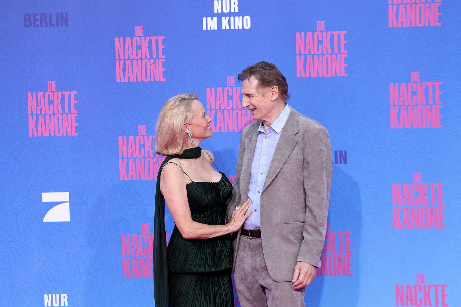 Pamela Anderson und Liam Neeson