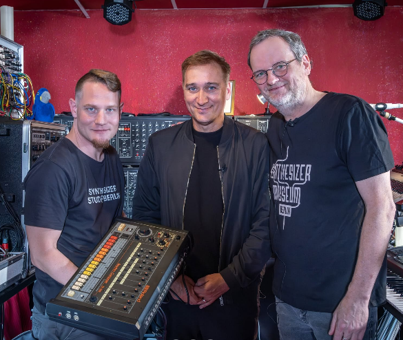 Paul van Dyk stellt seinen Roland TR-808 im Synthesizer Museum Berlin aus