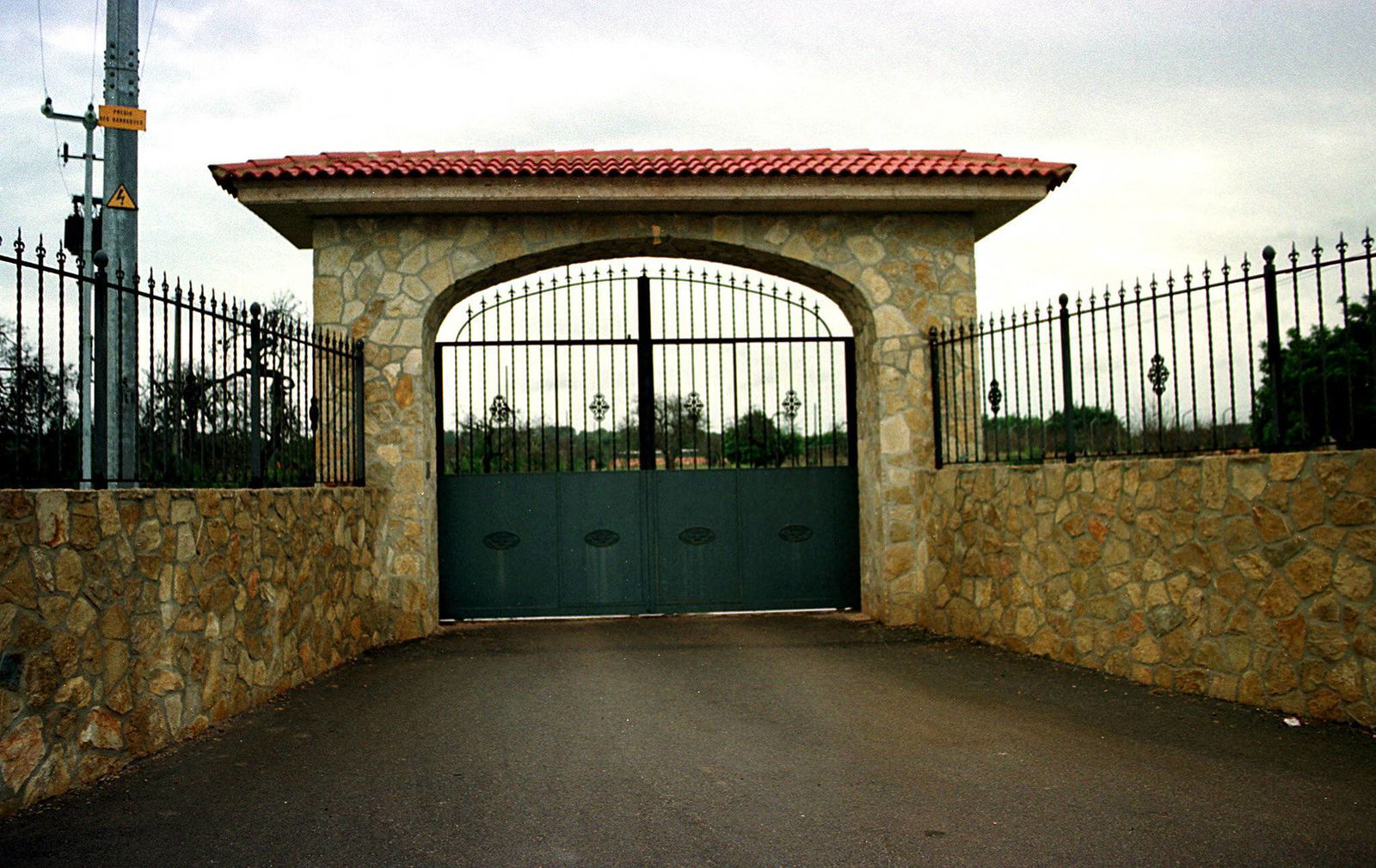 Einfahrt zur Finca des ermordeten Bierkönigs Manfred Meisel auf Mallorca