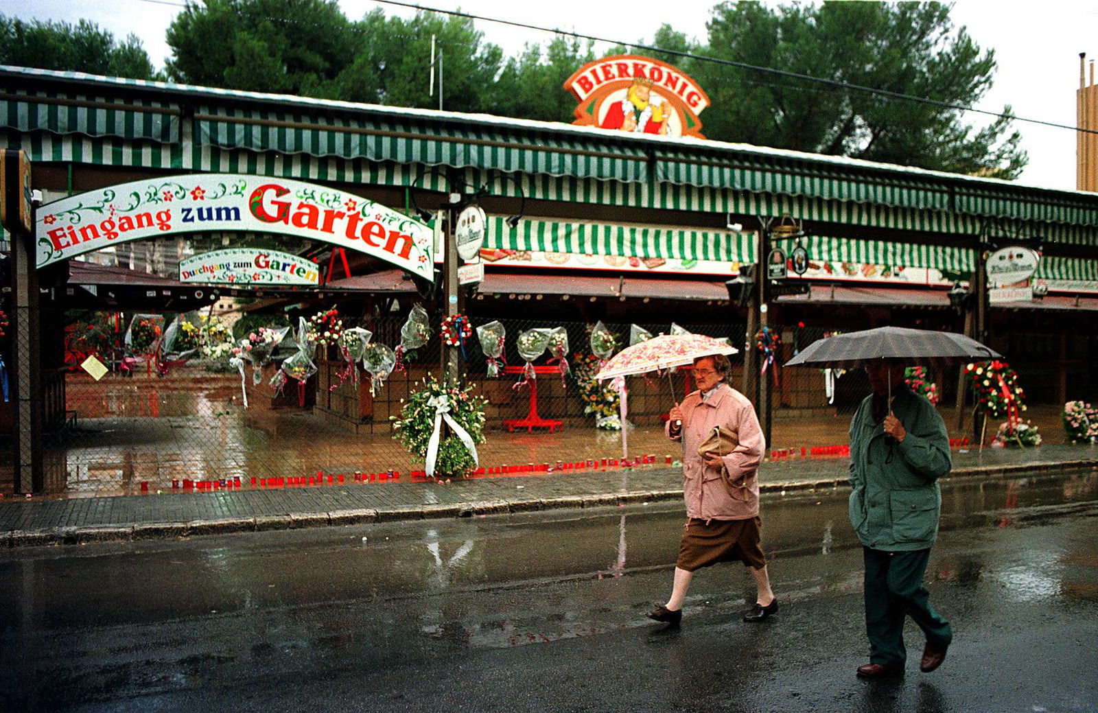 Trauerkränze und Blumenschmuck vor dem Lokal des ermordeten Bierkönigs Manfred Meisel in El Arenal, Spanien