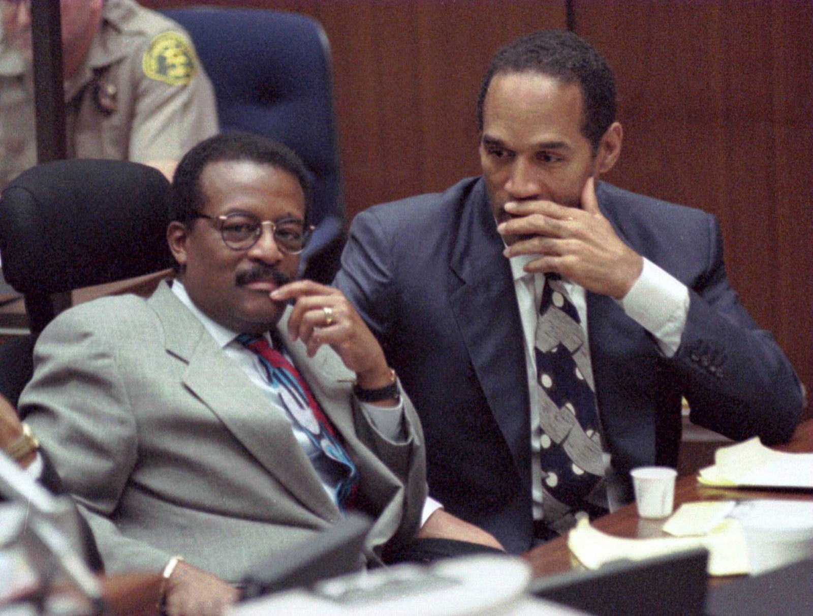 Angeklagter O.J. Simpson (re., USA Footballspieler) und Strafverteidiger Johnnie Cochran (USA) während der Gerichtsverhandlung im Prozess wegen Mordes an Nicole Simpson und Ronald Goldman in Los Angeles