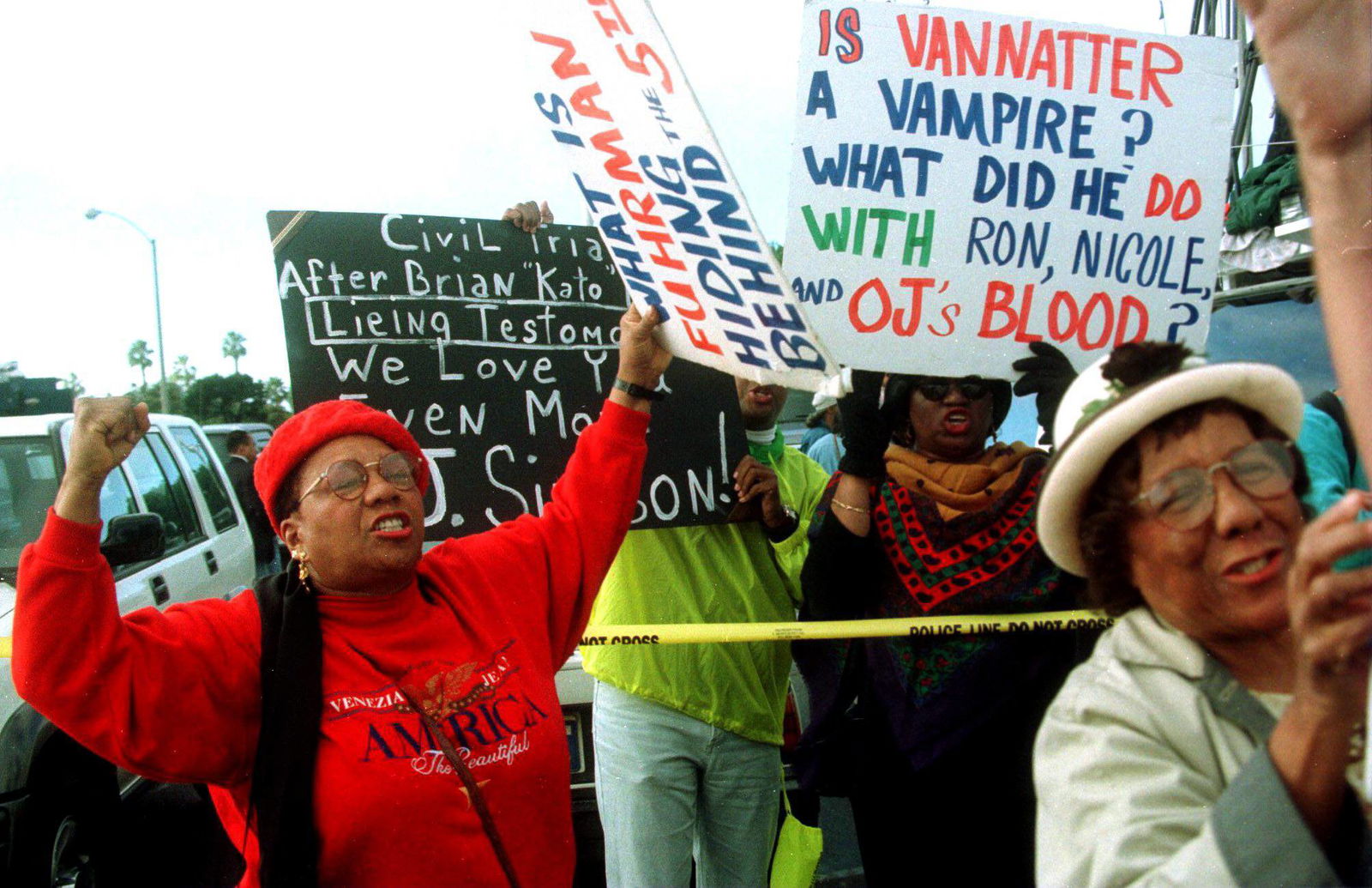 Frauen zeigen Unterstützung für O. J. Simpson anlässlich des Strafprozesses wegen Mordes gegen ihn in Santa Monica.
