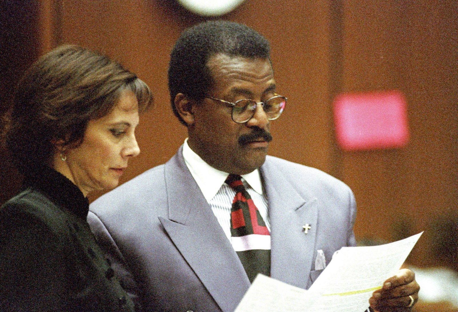 Der leitende Verteidiger Johnnie L. Cochran Jr. (rechts) und Staatsanwältin Marcia Clark beraten sich während des Prozesses gegen den ehemaligen NFL-Star-Runningback O. J. Simpson.