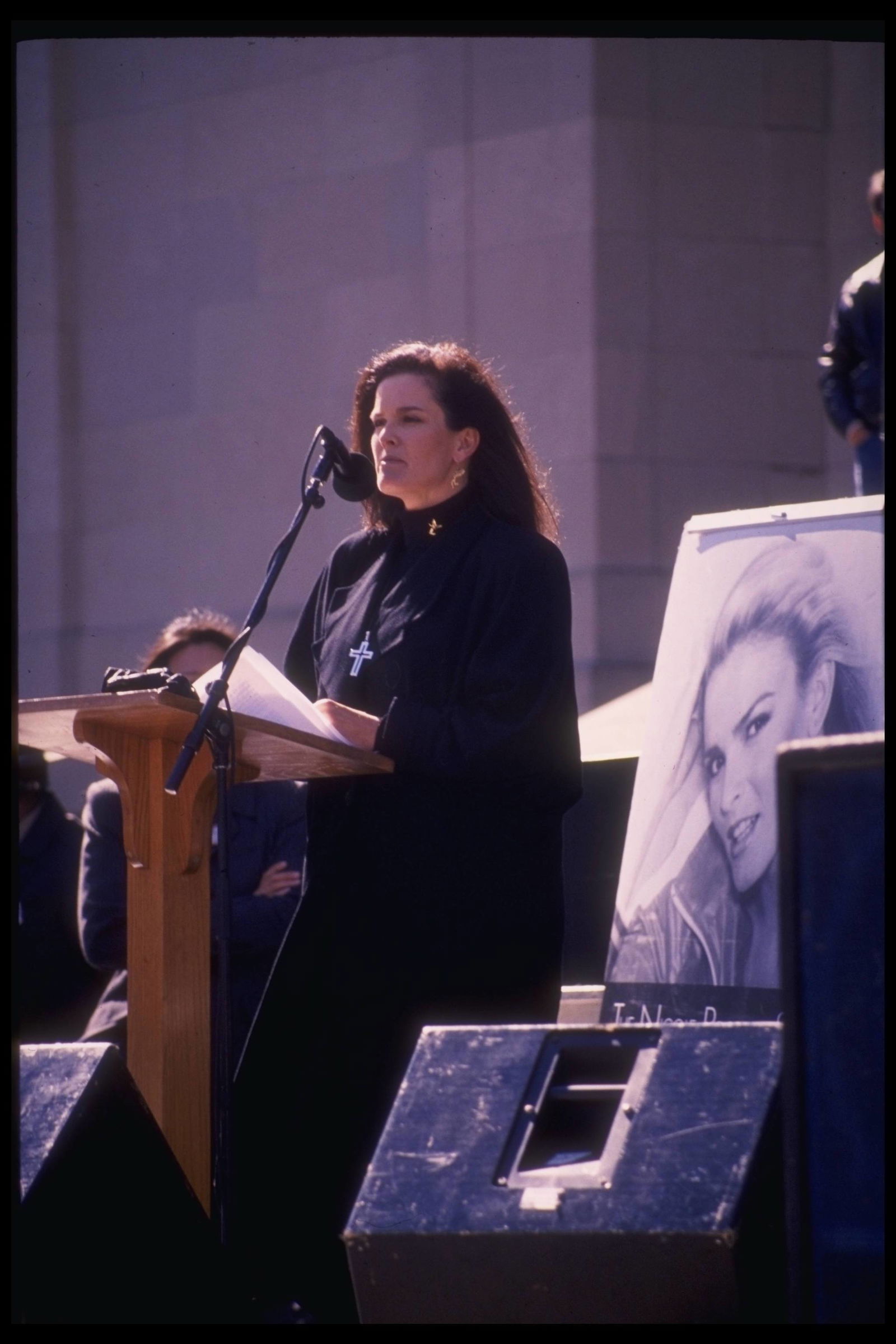 Die Schwester von Nicole Brown, Denise Brown, hält eine Rede.