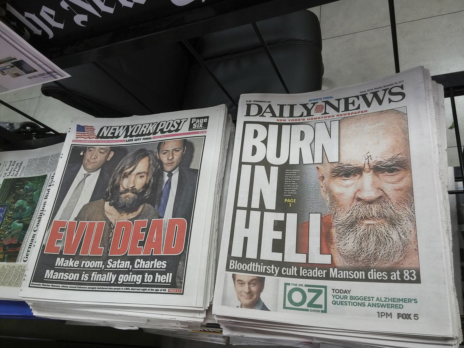 Headlines über den Tod von Charles Manson (2017)