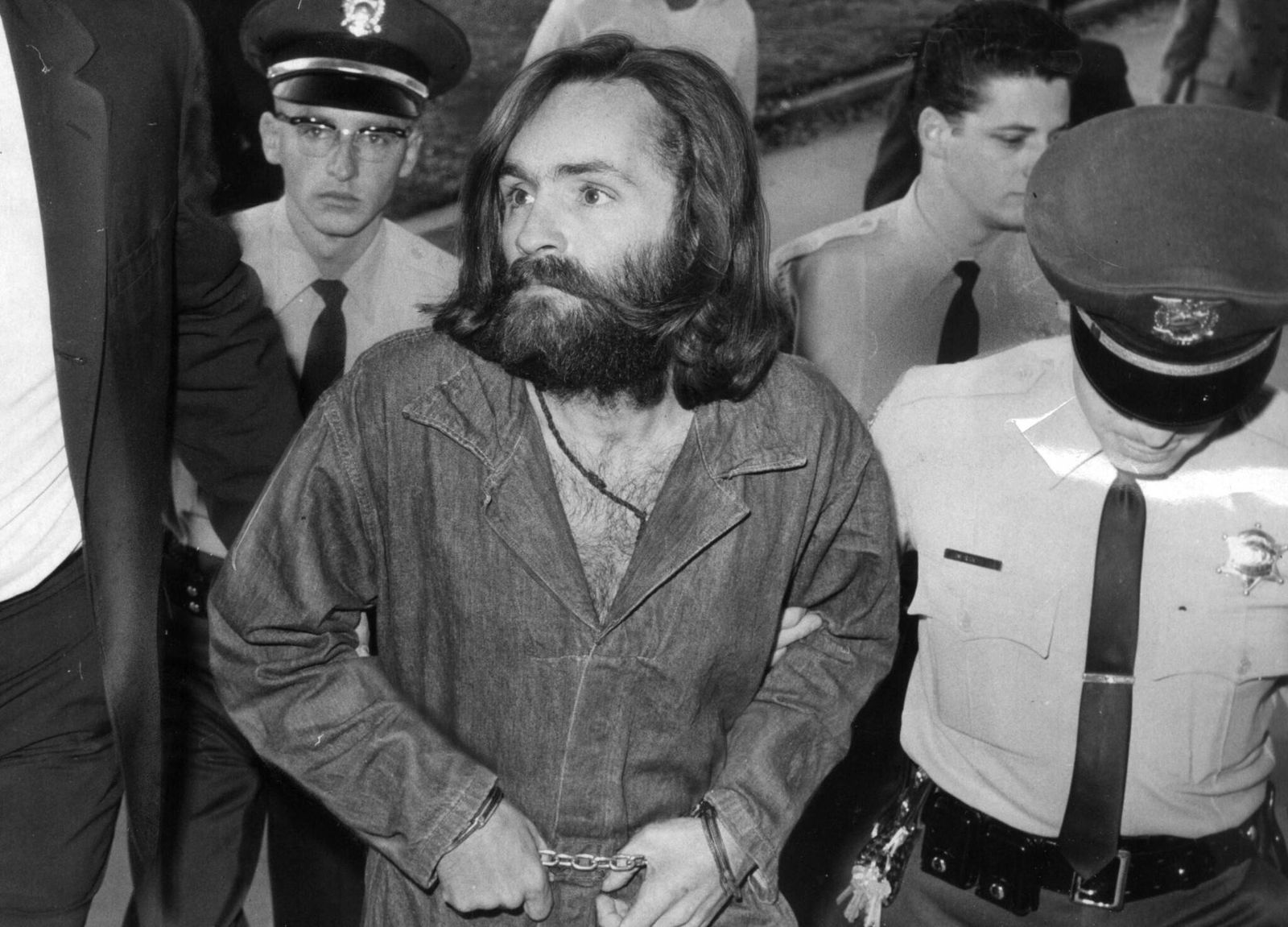 Charles Manson wird am 3. Dezember 1969 zu einer Vorverhandlung vor Gericht in Los Angeles gebracht.