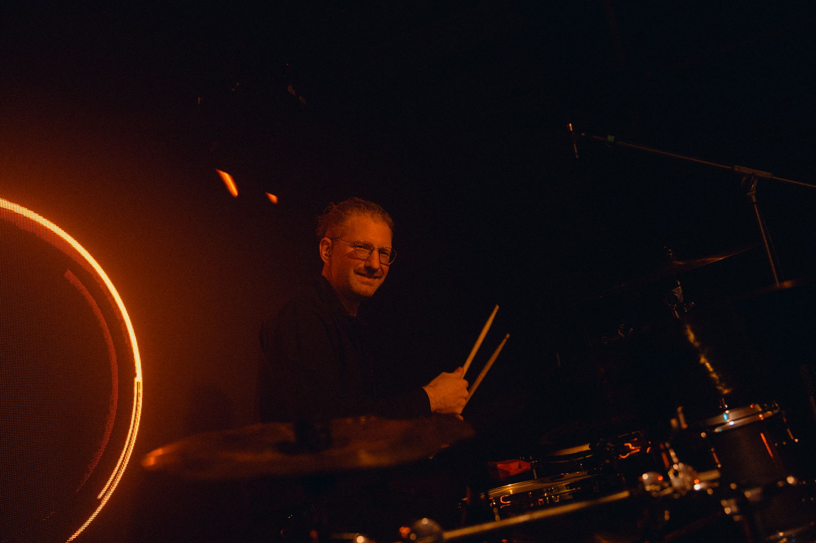 Perkussionist Tim bei der 90s90s Club Session