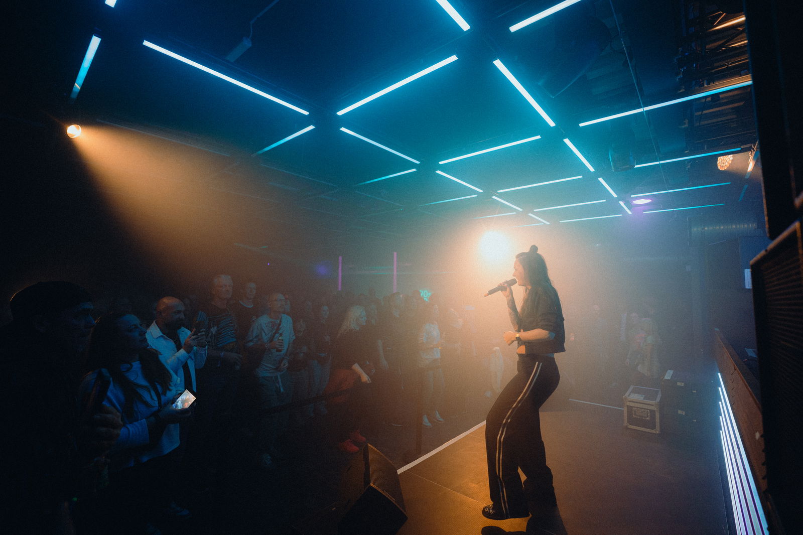 Sängerin Astrid sorgt für ausgelassene Stimmung bei der 90s90s Club Session