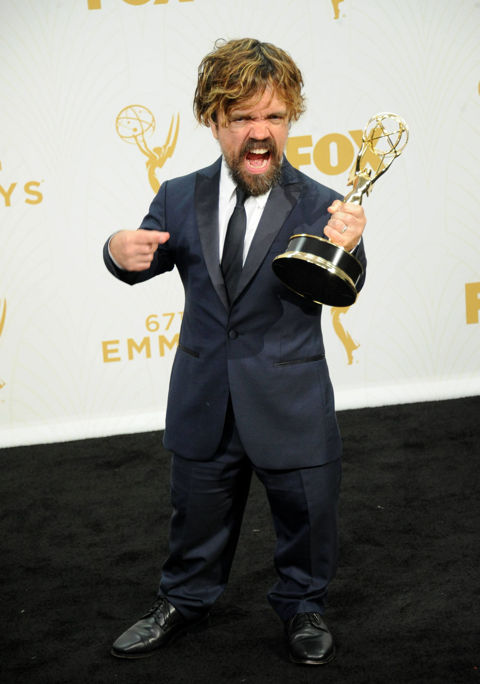 Peter Dinklage mit einem Emmy Award