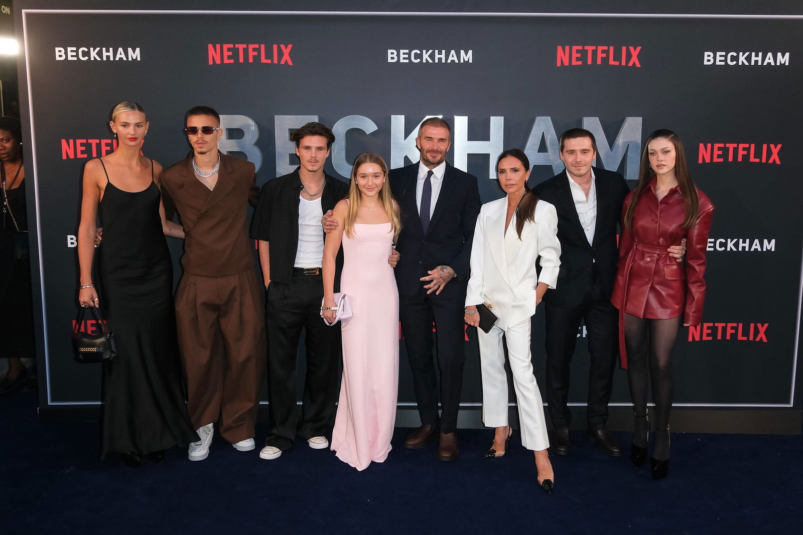  Mia Regan, Romeo Beckham, Cruz Beckham, Harper Beckham, David Beckham, Victoria Beckham, Brooklyn Beckham and Nicola Peltz Beckham bei der Premiere von "Beckham"