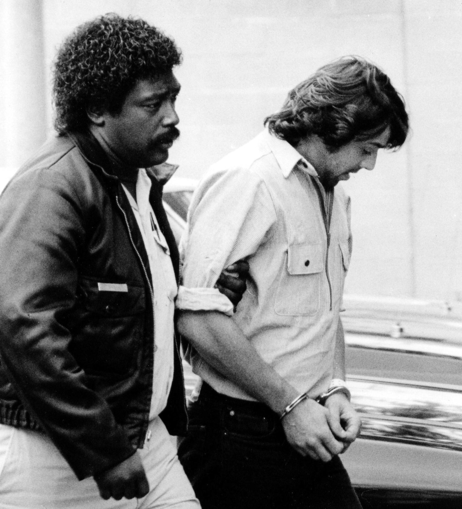 Polizist führt Christian Brando (Sohn von Marlon Brando) in Handschellen zur Verhandlung um den Todschlag am Freund seiner Halbschwester in Los Angeles (1990)