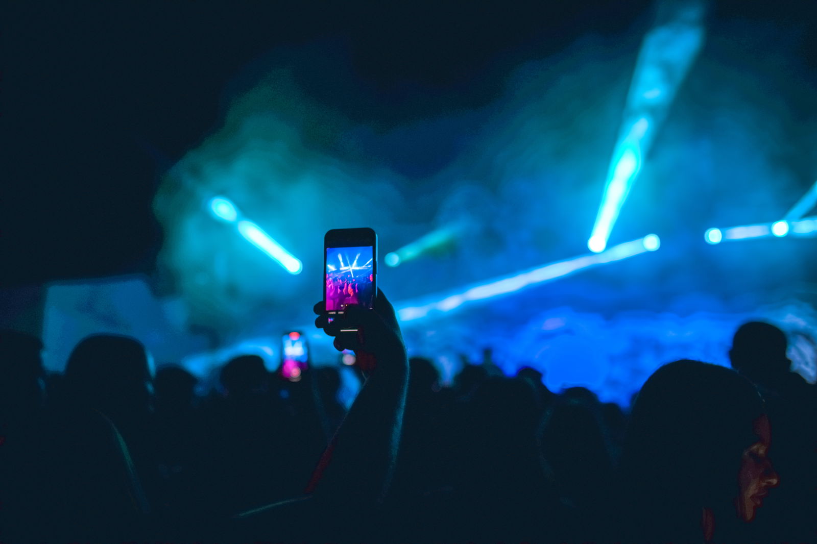 Handy im Club