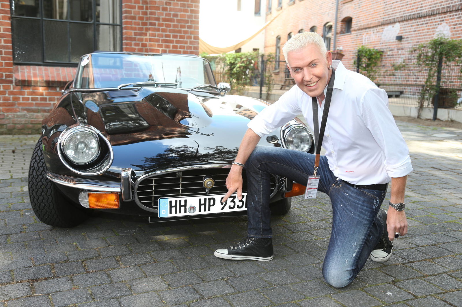 H.P. Baxxter vor seinem Oldtimer Jaguar E-Type Baujahr 1973 beim Start der Rallye Hamburg Car Classics am 16.6.2017