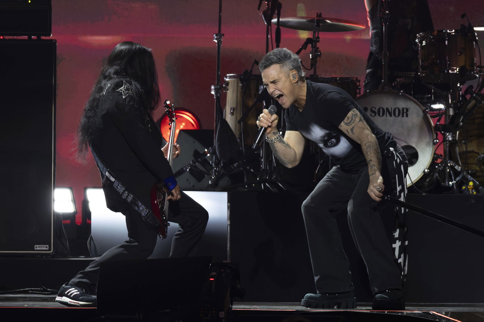 Robbie Williams bei den Brit Awards im Rahmen einer Hommage an Ozzy Osbourne 