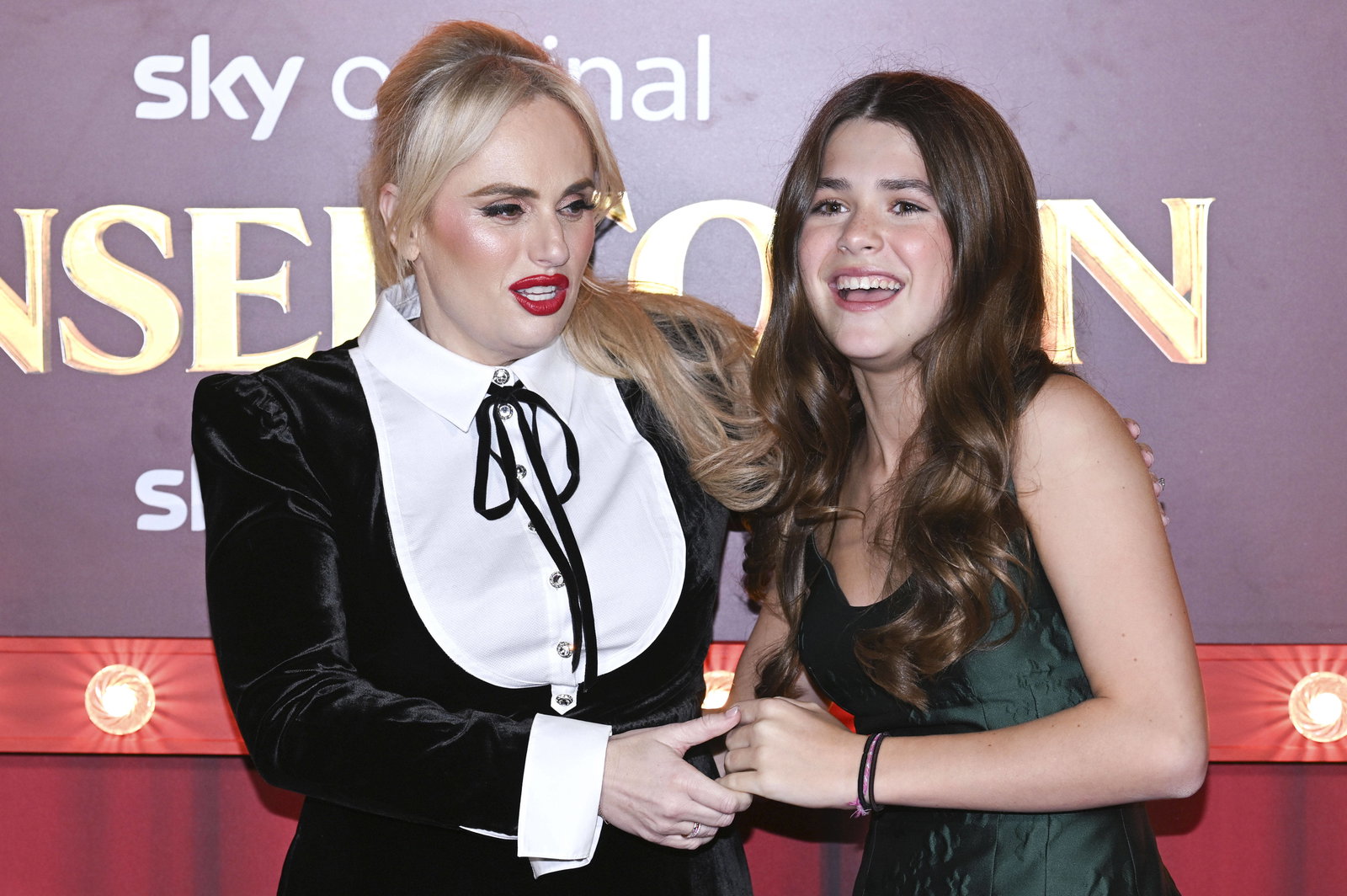 Rebel Wilson & Teddy Williams bei der Premiere von "Tinsel Town" (2025)